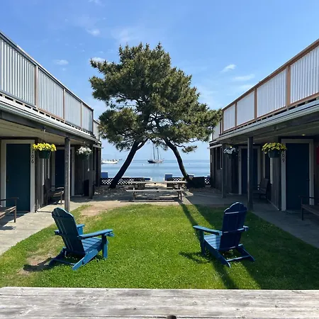 Vineyard Harbor Motel